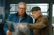 Edwin Bremer (Tilo Prückner, r.) und Günter Hoffmann (Peter Lerchbaumer, l.) haben von der Gerichtsmedizinerin erfahren, dass Fossi an einer Geschlechtskrankheit litt.