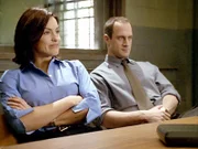Die Detectives Elliot Stabler (Christopher Meloni) und Olivia Benson (Mariska Hargitay) verhören einige Verdächtige.