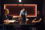 Nachdem Mirek Kranich (Mark Filatov, r.) in der Wohnung des Toten auftaucht, stellen Kerstin Klar (Fiona Coors, l.) und Christian Schubert (Simon Eckert, M.) ihn auf dem Revier zur Rede.