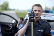 Das neue Ermittler-Dreamteam aus Leer, Ostfriesland: Die Streifenpolizisten Jens Jensen (Florian Lukas) und Süher Özlügül (Sophie Dal) bei einer Radarkontrolle.