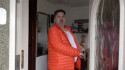 Frank hat sein Erbe angenommen und ist nicht mehr Bürgergeld angewiesen. Doch das Geld schwindet. Er gründet daher eine Gesellschaft und richtet Wohnungen für Monteure her.