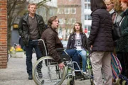 Ekki Talkötter (Oliver Korittke, 2.v.l.) und Merle (Janina Fautz, 3.v.l.) in der Münsteraner Fußgängerzone.