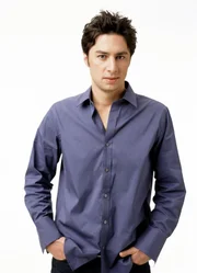(1. Staffel) - Nach vielen Jahren des Studiums und einem entsprechend hohen Schuldenberg ist es endlich soweit: Der schüchterne John Dorian, genannt J.D. (Zach Braff), beginnt seine Tätigkeit als Assistenzarzt am Sacred Heart Hospital ...