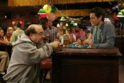 Frank (Danny DeVito, l.) treibt es auf die Spitze und will auch das Glücksspiel im Pub ermöglichen. Mit allen Konsequenzen...