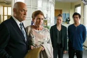 Vicky (Katja Danowski, 2.v.r.) und Hui (Aaron Le, r.) hören erstaunt, dass der Sohn von Thomas und Gerda Drack (Jochen Kolenda, l. und Julia Schmitt, 2.v.r.) offenbar entführt wurde.