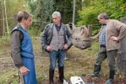 Roman Blum (Ralph Herforth, M.) fordert Cheftierpfleger Conny Weidner (Thorsten Wolf, l.) und Ersatztierarzt Dr. Fischer (Bodo Hölscher, r.) auf mit der Untersuchung des Fußes von Nashornbulle Chipo zu beginnen – ohne Vollnarkose.
