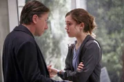 Dr. Cal Lightman (Tim Roth) versucht, seine verängstigte Tochter Emily (Hayley McFarland) zu beruhigen. Bei einem Bus-Attentat sind alle Passagiere und der Fahrer ums Leben gekommen.