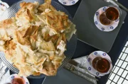 In Istanbul bereitet Saniye ein leckeres Gericht nach einem Rezept ihrer Mutter zu: Börek.