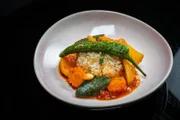 Ein Gericht von Spitzenköchin Julia Komp in der Sendung "Einfach & köstlich" mit Alexander Herrmann: Türkischer Reis mit buntem Gemüse in einem orientalischen Tomatenragout.