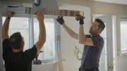 Ein Ehepaar kaufte das Haus ihrer Kindheit, das zwar voller schöner Erinnerungen steckt, aber aufgrund der veralteten Einrichtung nicht für ihr aktuelles Familienleben geeignet ist. Drew und Jonathan renovieren das Esszimmer, die Küche und das Wohnzimmer und nehmen ein besonderes Projekt für ihre Zwillinge in Angriff. Die Property Brothers bauen eine Tierarztpraxis für Josie und ein Flugzeug für James im Garten – und sorgen damit für strahlende Kinderaugen und eine überglückliche Familie.
