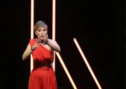 Den Hauptpreis erhält Sonja Pikart, die mit ihrem vierten Solo Programm „Halb Mensch“ die Jury begeistern hat und zur ersten Doppelpreisträgerin gekürt wird.