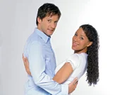 Das große "Sturm der Liebe" - Special "Die schönsten Momente - Samia und Gregor", erinnert an die turbulente Liebesgeschichte zwischen dem attraktiven Arzt Gregor (Christof Arnold, l.) und der Deutsch-Afrikanerin Samia (Dominique Siassia, r.). Nach ihrer Flucht aus Uganda kommt Samia zu Charlotte an den Fürstenhof und trifft dort ihre große Liebe Gregor.