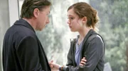 Dr. Cal Lightman (Tim Roth) versucht seine verängstigte Tochter Emily (Hayley McFarland) zu beruhigen. Bei einem Bus-Attentat sind alle Passagiere und der Fahrer ums Leben gekommen.