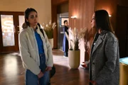 Als Charlotte "Charlie" (Shaolyn Fernandez, r.) Leyla (Suri Abbassi, l.) in ihrem Entschluss bestätigt, bringt sie unabsichtlich Simone (Tatjana Clasing, hinten) gegen sich auf.