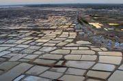 Die Songor-Lagune – einst Feuchtgebiet – ist heute eine riesige Saline. Seit fast 500 Jahren schürfen die Ada hier Salz.