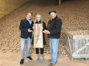 Entertainment Managerin Corina von Wedel und Schlagerstar Patrick Lindner ernten Kartoffeln und verarbeiten sie anschließend zu Fries/Pommes Frites; hier mit Kartoffelbauer Alex Docherty.