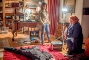 Tiefe Risse in der Familie Krimmler lassen von einem Überfall ausgehen, an dem ein Familienmitglied selbst beteiligt war. Zusammen mit Dr. Stefanie Löcker (Veronika Polly, r.) sucht Nina Pokorny (Julia Cencig, M.) nach Indizien, die eine Verbindung zum Überfall schaffen.
