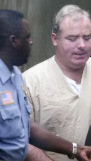 Als Michael Skakel das Gericht in Norfolk verlässt, wird er in eine 20jährige Haftstrafe überführt.