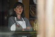 Heidrun Niedermayer (Catalina Navarro Kirner) hat immer alle Bewohner Frühlings im Blick.