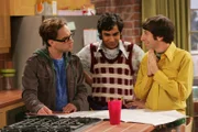 Versuchen für Penny ein Regal aufzubauen, doch für die Intellektuellen Leonard (Johnny Galecki, l.), Rajesh (Kunal Nayyar, M.) und Howard (Simon Helberg, r.) erweist dies sich als äußerst schwierig ...