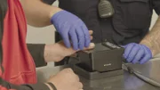 CBP Officer Fuchs nimmt einem Reisenden die Fingerabdrücke ab. (Quelle: National Geographic)