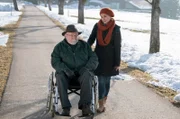 Hermann (Wolfgang Hepp) verlässt nur selten seinen Rollstuhl und lässt sich lieber von Jenny (Julia Obst) oder den anderen Familienmitgliedern durch die Gegend schieben.