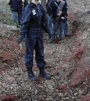 Brennan (Emily Deschanel) wird in den Wald zu einem Leichenfund gerufen. Was zunächst nach einem Opfer aus Bürgerkriegszeiten aussieht, erweist sich jedoch als Fundstück neueren Datums.