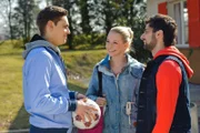 Als Richard (Silvan-Pierre Leirich) zwischen Jenny (Kaja Schmidt-Tychsen) und Simone schlichten will, erfährt er von Jenny, dass Simone einen spontanen Liebesurlaub mit David macht.