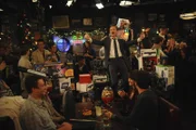 Während Robin einen neuen Job gefunden hat, hat Barney (Neil Patrick Harris, stehend) das Wunder der Weihnacht für sich ganz privat entdeckt, denn ganz uneigennützig gibt er dieses Jahr, statt immer nur zu nehmen ...
