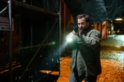 Frank Weller (Christian Erdmann) verfolgt die beiden Jugendlichen Laura Godlinski (Elisa Schlott) und Sascha Kirsch (Anselm Bresgott).