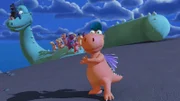 Rechtzeitig zum Abend des großen Musikfestivals hat der kleine Drache Kokosnuss es geschafft, eine außergewöhnliche Band auf die Beine zu stellen: Die Außenseiter. Als lebendige Bühne dient der Riesendrache Big Bo.