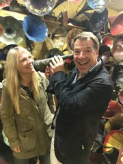 Entertainment Managerin Corina von Wedel, genannt Cori und Schlagerstar Patrick Lindner besuchen in Quebec das Phonographenmuseum und nehmen dort den neuesten Song von Patrick Lindner auf.