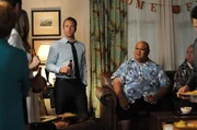 On left: Danny "Danno" Williams (Scott Caan) and on right Kamekona (Taylor Wily).