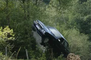 Irina Zysen, die Frau des Chefs einer international operierenden Autoschieberbande, stürzt mit ihrer Limousine einen Hang herunter...