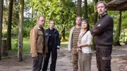 Hauke (Hinnerk Schöneman, l.) und Hannah (Jana Klinge, 2.v.l.) schauen sich in der Hundepension von Kai Schwarz (Uke Bosse, rechts) um mit Björn Witthus (Max Thommes) und Vanessa Riemann (Jing Xiang).