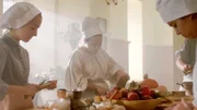 Bedienstete der Hofküche bei der Zubereitung.