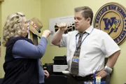 Helen Henry DeMarcus (Paula Pell, l.); Rektor Ralph Durbin (Patton Oswalt, r.)