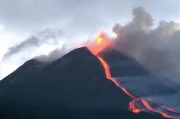 Der Vulkan Ätna, zwischen Catania und Messina auf der italienischen Insel Sizilien gelegen, ist Europas größter und aktivster Vulkan. Seine Eruptionen werden immer wieder von Lavaströmen begleitet.