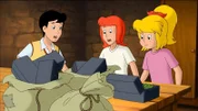 Alex (l.), Tina (M.) und Bibi (r.) entdecken die Schmugglerware.