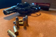 Nachgestellt: Heike erschießt sich mit einem Revolver ihres Mannes Fred.