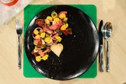 Gericht: Bunter Rosenkohl-Salat mit Karotten-Zitrus-Dressing und Zitrus-Cracker von Isabella Farnleitner