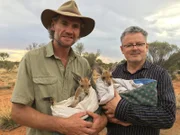 Christopher Clark (r.) mit "Kangaroo Dundee" Chris Brolga Barns (l.), der verlassene Babys der Beuteltiere aufzieht.