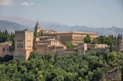 Mehr als 700 Jahre islamischer Herrschaft in Andalusien haben vor allem in der Architektur Spuren hinterlassen: Über Granada, einst muslimische Bastion, thront ein Weltkulturerbe – die Alhambra.