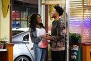 Eigentlich will Franco (Jermaine Fowler, r.) den Abend mit seiner neuen Flamme Nadine (Ozioma Akagha, l.) verbringen, doch dann erinnert ihn Arthur daran, dass sie eigentlich eine Verabredung haben. Daraufhin entscheidet Franco, dass sein Chef eine neue Frau in seinem Leben braucht ...
