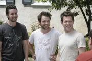 Mac (Rob McElhenney, l.) und Charlie (Charlie Day, M.) suchen neue Freunde für Dennis (Glenn Howerton, r.), die gemeinsam mit ihm in sein Geburtshaus ziehen sollen ...