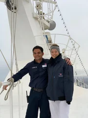 Port Stanley auf den Falklandinseln - auf Reede -  Nautik-Praktikantin Lara Habedank und Matrose Gerald gehen auf den Mast, um die Flaggen zu hissen.