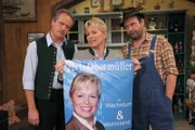 Die Kandidatur von Gerti Obermüller (Mona Freiberg) schmeckt Bruder Karl (Peter Landstorfer, links) und seinem Freund Markus (Markus Neumaier) überhaupt nicht.