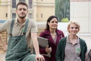 Dr. Susanne Mertens (Elisabeth Lanz, M.) und ihre Kollegen Tierpfleger Milan (Marcel Glauche, l.) und Anett (Anna Bertheau, r.) staunen nicht schlecht, als ihr neuer Zoodirektor sein eigenes Auto zu Gunsten des Zoos versteigert.
