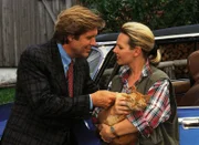 Dr. Stefan Frank (Sigmar Solbach) holt sich bei der Tierärztin Dr. Susanna Berger (Daniela Strietzel) seinen Citroen ab. Sie hatte ihm Pannenhilfe geleistet und den Wagen auf ihren Hof geschleppt.