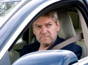 ARD KOMMISSAR WALLANDER - MÖRDER OHNE GESICHT (wallander - faceless killers), Schweden/Großbritannien/Deutschland 2010, Regie Hettie Macdonald. Kommissar Wallander (Kenneth Branagh) ermittelt einen schwierigen Fall, bei dem es um Fremdenfeindlichkeit geht.